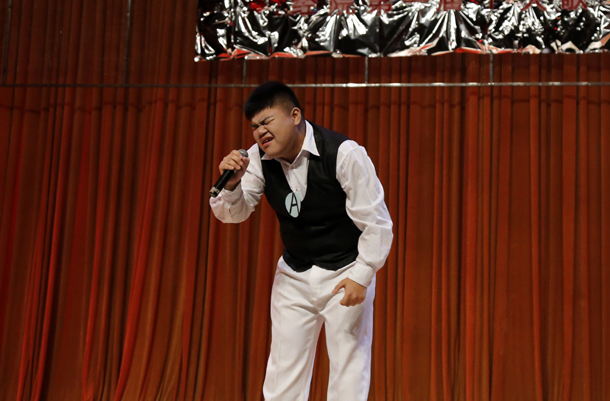 选手演唱.JPG 选手演唱.JPG